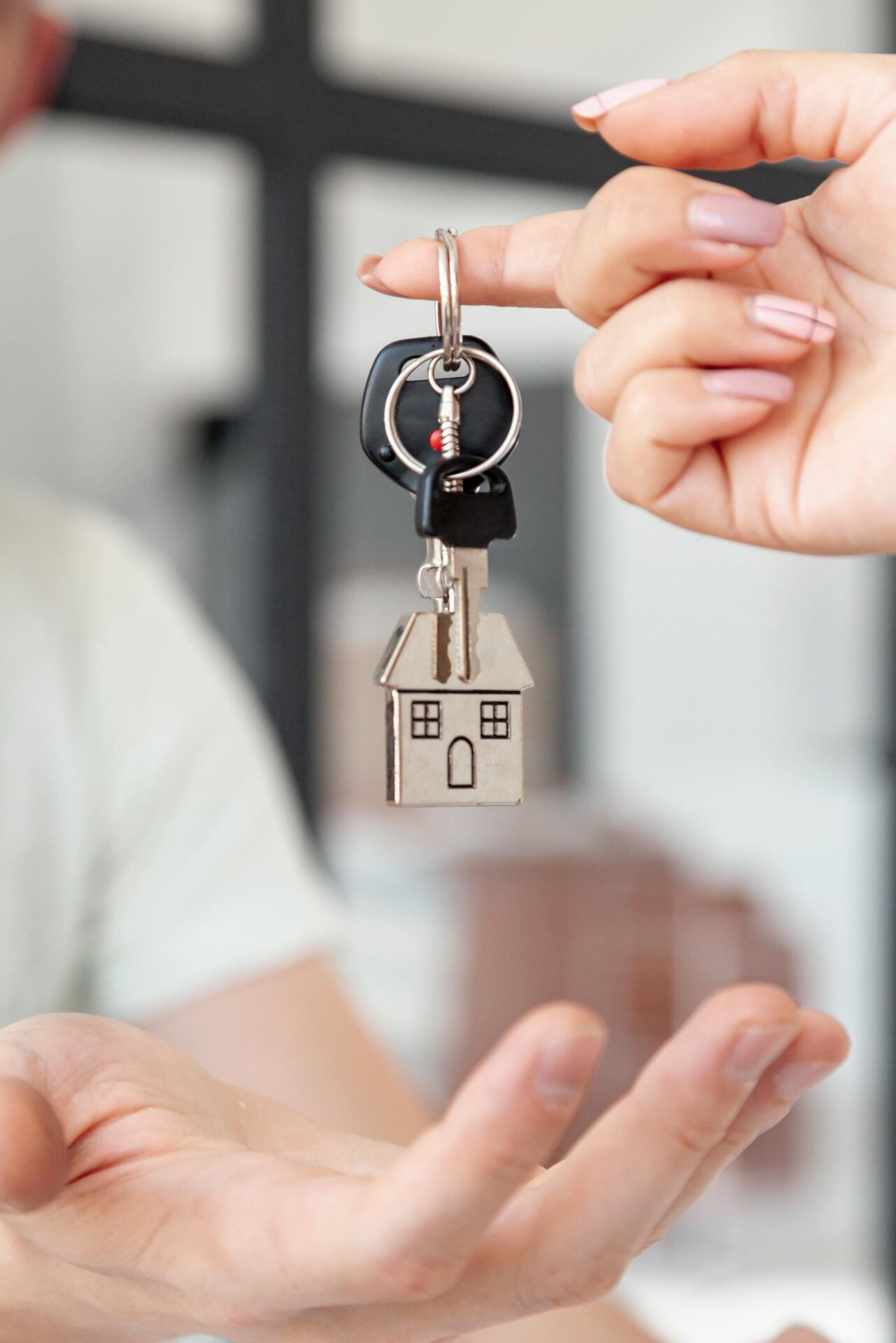 Vista frontal hombre aceptando las llaves para un nuevo primer plano de la casa